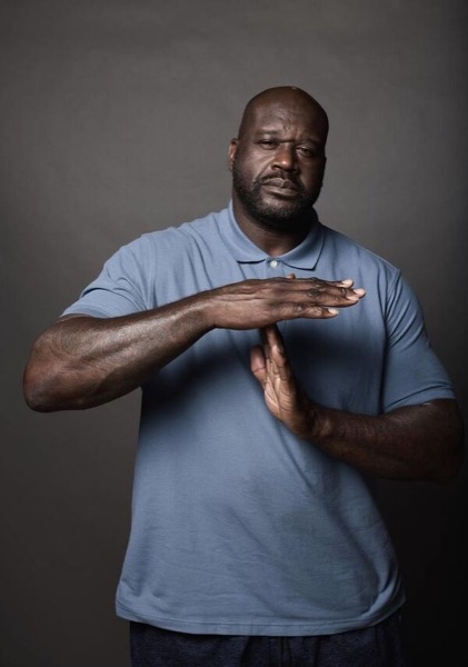 shaquille o'neal, l'air sérieux, qui fait le signe temps mort avec les mains